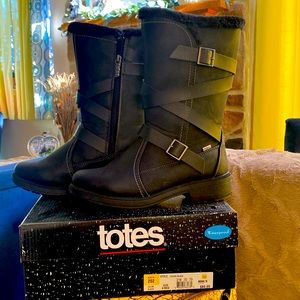 Women’s size 8 medium waterproof winter boots by Totes -like new in box - black